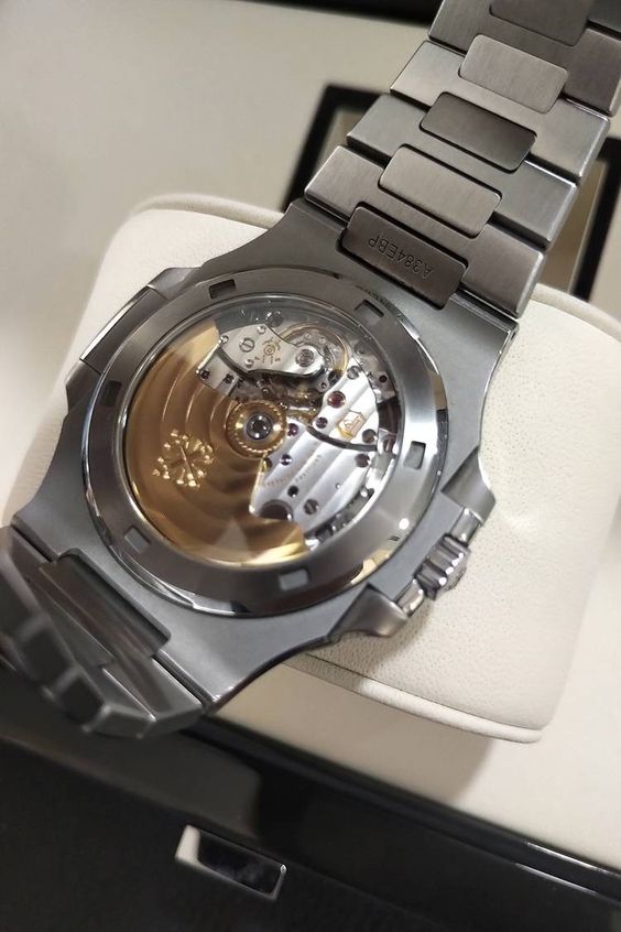 how does a mechanical watch work